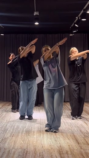 ODo / 김도영 on Instagram: "Summer freestyle class Training routine clip🖇️ 💪🏾flow touch threading roll #training #hiphop #tutorial"