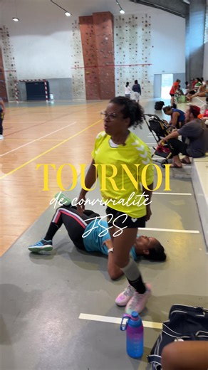 TOURNOI DE CONVIVIALITÉ de cet après-midi au Gymnase de Vue Belle. Avec les équipes D1 F HBC POSSESSION, LE PORT HB 2, D1 SENIORS F JSS & HONNEURS F JSS 🇷🇪 Coachs, joueurs, supporters, dirigeants : Merci à tous pour vos participations à ce beau tournoi 🏟️ 💛 #jssaline #handball974 #handballreunion #lasalinehandball #handballlifestyle