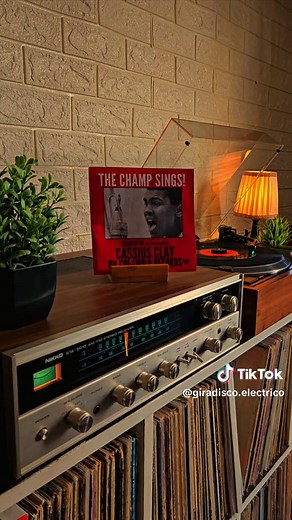 Cassius Clay (Muhammad Ali) - Stand By Me (1964) Muhammad Ali no solamente sería reconocido en 1964 como el Campeón mundial de los pesos pesados al ganarle a Sonny Liston, una de las peleas más relevantes del siglo XX, sino también por sus actividades relacionadas a los derechos civiles de los afroamericanos, sus entrevistas y su vínculo con la música, dejando huella con un álbum que incluía tracks hablados por el mítico boxeador, y una pista extra cantando