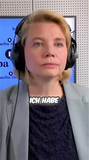 Stell dir vor: Du stehst entspannt mit einem Glas Sekt beim Empfang des NRW-Ministerpräsidenten, plötzlich unterbricht ein Fremder das Gespräch und will dir ein Produkt gegen Scheidentrockenheit andrehen. Genau das ist Barbara Schöneberger passiert! 🥂✨ Mitten im Networking-Smalltalk wurde sie plötzlich mit diesem höchst ungewöhnlichen Pitch konfrontiert. Ein Moment, der so skurril wie unangenehm ist – und Barbara beweist mal wieder, dass man auch in den absurdesten Situationen Fassung bewahren 