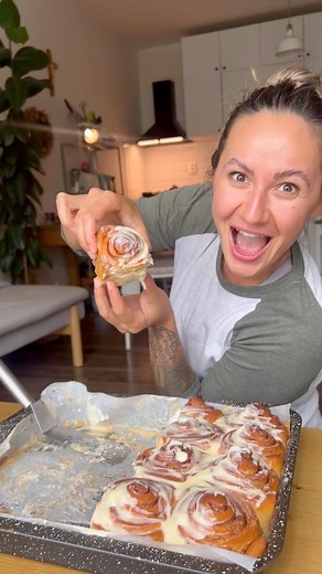 SIMONA K O Z E R A W S K I on Instagram: "🍞Ak ste mali niekedy legendárny cinnabon a pri pohľade na škoricové slimáky začnete sliniť viac ako bernardín tak toto je recept pre vás : 🛒Ingrediencie na 24 slimákov • Na kvások budete potrebovať : 2 hrnčeky teplého mlieka 1/2 hrnčeka kryšt. cukru 1 kocku droždia •Na cesto budete potrebovať : 5 &1/2 hrnčeka hladkej múky (kľudne pridajte ak bude cesto riedke - potrebujete mať cesto, ktoré sa nebude lepiť na prsty -cca 900g hladkej muky ) 1/2 hrnčeka o
