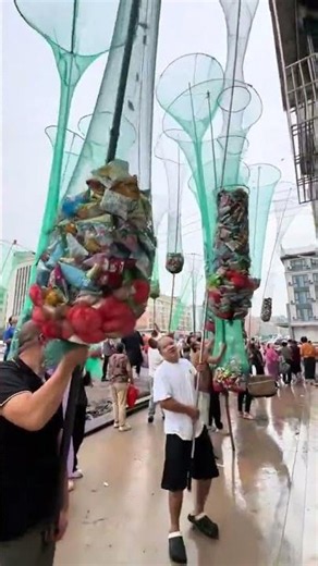 Housewarming celebration features net filled with snacks in Yiwu, China