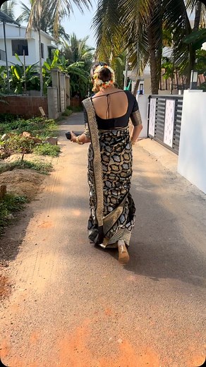 23K views · 912 reactions | കല്യാണ പെണ്ണ് ബ്ലാക്ക് സാരി  search code AMBANIBLACK Jwellery @midasbeautymartkochi Blouses @straw_berry_bride_n_blouse | Panchali Vastra | Facebook