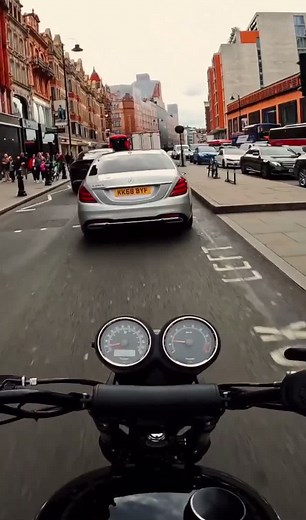 Triumph Scrambler 900 A mid-sized scrambler based on the Bonneville platform, ideal for urban riding with some off-road capability. Specs: Engine: 900cc, liquid-cooled, parallel-twin Power: 65 hp @ 7,250 rpm Torque: 80 Nm @ 3,250 rpm Weight: ~223 kg (wet) Seat Height: 790 mm Suspension: Conventional front fork, twin rear shocks Brakes: Single front disc with ABS Fuel Capacity: 12L Best for: City riding, occasional light off-road. #triumphscrambler400x #triumphscrambler #triumph #scrambler #trium