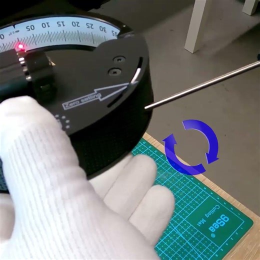 Setting the goniometer to zero.