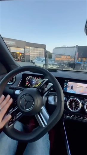 MERCEDES GLB 200d AMG LINE 2025 – 7 PLACES – FULL OPTIONS ⭐ 🔥 DISPONIBLE IMMÉDIATEMENT – Comme neuve : seulement 1 600 km ! Découvrez ce Mercedes GLB 200d AMG Line 2025, le SUV compact le plus convoité du moment. Un design musclé, une consommation mini, un confort royal et 7 vraies places qui en font le compagnon parfait pour la ville comme pour les longs trajets. Pourquoi ce GLB est une opportunité rare ? ✔ Année 2025 – Dernier facelift ✔ Version AMG Line : look sportif, jantes, boucliers, int