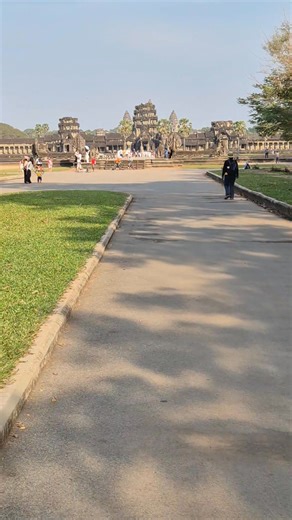 Wenn man auf Angkor Wat zufährt, überkommt einen das Gefühl der Ehrfurcht. Jedenfalls ging es mir so. An die eintausend Jahre alt ist diese Anlage und über hunderte Meter erzählen Reliefs von längst vergangenen Schlachten und Königen. Und ein Gebäude nach dem nächster, über und über verziert, zeugt von der Größe der Baukunst vergangener Jahre. Schilder warnen vor den süß aussehenden, aber manchmal durchaus aggressiven und bissigen Affen. Aber kein Schild warnt einen vor diesem Gefühl der Kleinhe
