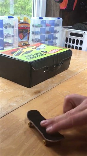 Little tricks on my classic hot wheels case #fingerboard