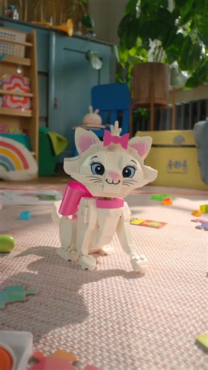 レゴジャパン公式 on Instagram: "白い毛に青い瞳、ピンクのリボンがチャームポイントの『おしゃれキャット』のマリーが登場🎀 頭や耳、しっぽを動かしてポーズを変えられるので、飾って楽しむのも◎ プレゼントの箱、ブラシ、魚、ピンクの布製リボンなどアクセサリー付き✨ ※パールのアクセサリーと白いネズミのミニビルドは製品に入っておりません レゴ ディズニー おしゃれキャット かわいいマリー 43286 #レゴ #レゴディズニー #おしゃれキャットマリー #猫好き #レゴどうぶつシリーズ"