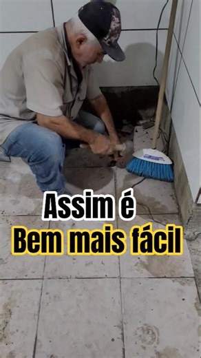 HOW TO REMOVE FLOOR EASIER #shorts #work #bricklayer #construction #renovation #house #tips #diy