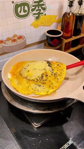 孩子上学很辛苦，早餐想吃手抓饼，千万别出去买了，自己在家只需要早起五分钟搞定，干净卫生又放心 #肉敢当 #黄油手抓饼 #早餐吃什么 #手抓饼