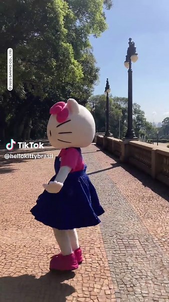 Hello Kitty Dançando