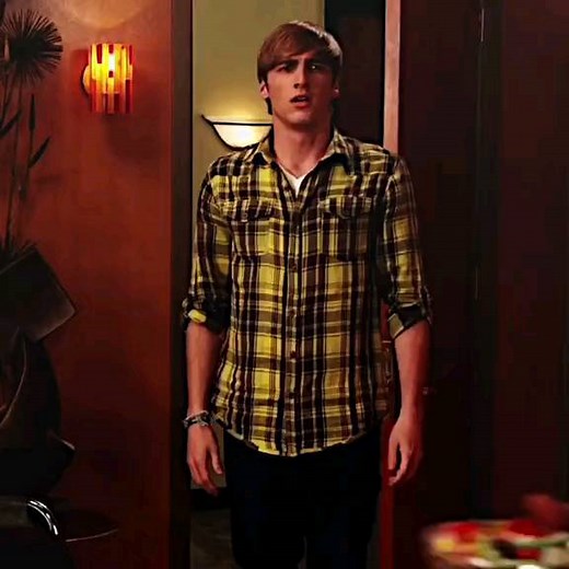 Kendall Schmidt Fandom 🖤 | ✴️ Hit follow for extra goodies. 🔍 Credit: on tiktok @rushofmulti --------------------- 👉🏼 Follow us and tag a friend to stay updated! 🔖 🔔... | Instagram