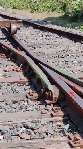 Understanding Trolley Wheel Changes at Turnout Crossovers
