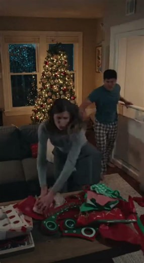 This Stray Cat Wouldn't Stop Meowing On Christmas Eve. It Saved Their Lives 😭🎄