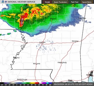 ⛈️11:32 AM Radar Update: A complex of showers and storms is making its way into northern/central MS and is moving eastwards at 40 mph. The current Severe Thunderstorm Warning is valid until 12:15 pm. The main threats will be quarter size hail and damaging wind gusts! | US National Weather Service Jackson Mississippi