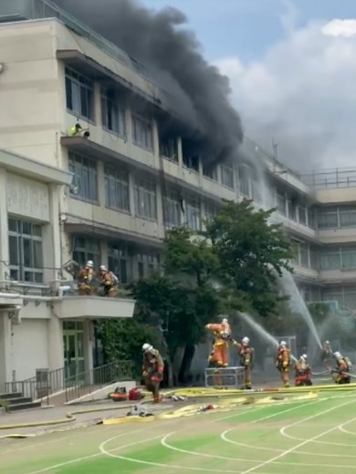 東京都北区の区立滝野川第三小学校の音楽室から火が出ていると119番通報があった。4階建て校舎の4階が激しく燃え、約200平方メートルが焼けた。約1時間後に火はほぼ消し止められた。 警視庁によると、一時、複数人が逃げ遅れていたが、すでに屋上やベランダなどから全員を救助したという。少なくとも児童8人と教員3人の計11人が煙を吸うなどして負傷したとの情報がある。うち児童1人は避難時に転び、骨折したという。 #tiktokでニュース #速報 #速報ニュース #火災 #火事 #小学校 #北区