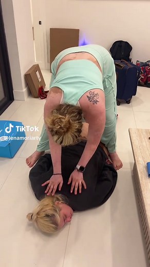 This is how you crack your friends back easy 123 #chiropractor #chiropractic #chiropracticadjustment #athomechiropractor #backcrack #adjustment #backpain