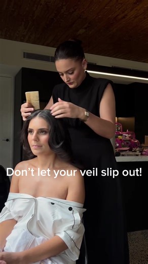 A veil slipping out is one of the most common and stressful things that can happen on a wedding day. And most of the time, it’s not because of wind, movement, or bad luck. It’s because there’s nothing underneath anchoring it properly. When hair is worn out, a veil needs structure. Not just pins. Not just hairspray. In this video, I’m showing how I secure a veil so it stays in place all day, even with the hair down. I create a small hidden braid along the hairline at the apex of the head, then fo