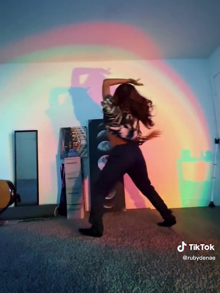 #backstabbers #jerseyclubremixs Song info: BACKSTABBERS jersey club mix by @Dj Darknite #dancefyo #freestyle #improvdance