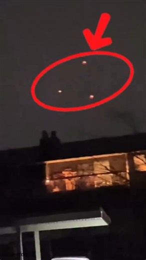 𝐃𝐞𝐫𝐞𝐤 𝐎𝐥𝐬𝐨𝐧 on Instagram: "Filmed by someone recently over the USA. What was going on here? #disclosure #uap #orb #orbs #ufo #ufoキャッチャー #ufosighting #ufology #ufocatcher #flyingsaucer"