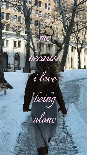 Barbie Delle | Curly Hair Inspo on Instagram: "I’m the most outgoing introvert you’ve ever meet 👋 #introvert #curls"