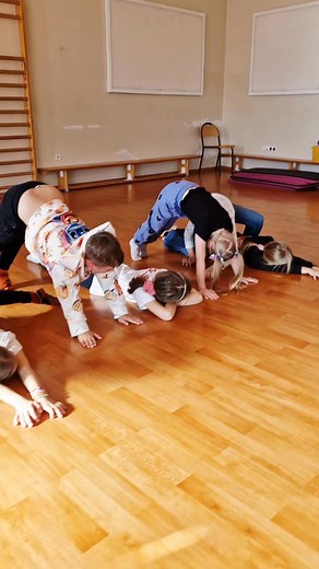 259K views · 1.5K reactions | Maszyna do szycia. Igła z nitką. Przejdź górą, przejdź dołem. ❤️❤️❤️ | Klub Wesołego Dzieciaka | Facebook