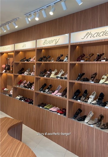 📍 Aeirah Store – Jalan Pelita So cozy, so cute 🤍 Tas & sendalnya gemes banget, the outfits are simple but pretty, aksesorisnya lengkap, plus DIY charm yang makes you wanna customize everything ✨ New experience at the new Aeirah Store 🎀 Local brand Makassar that makes it hard to leave 💕 #fyp #rekomendasi #aeirahid #makassar #fypシ