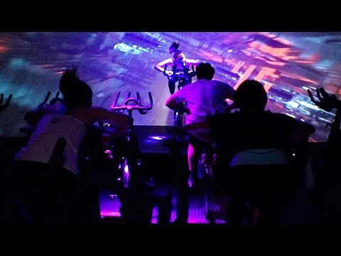 爆音効果で〝限界突破〟 「暗闇バイク」でフィットネス