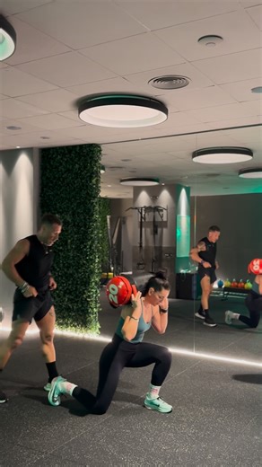 Sofi Chesini | Wellness Trainer on Instagram: "Mil maneras de morir: HYROX DOUBLE MIXED #workout #hyrox #hyroxdoubles #hyroxtraining Rowing 1000m c/u - Burpees - 400 m carrera Wall balls 20rep - Sandbag lunges walk 20 rep c/u - 400 m carrera Sled push 120kg - Farmer Carry 24kg - 400m carrera . . . . . ."