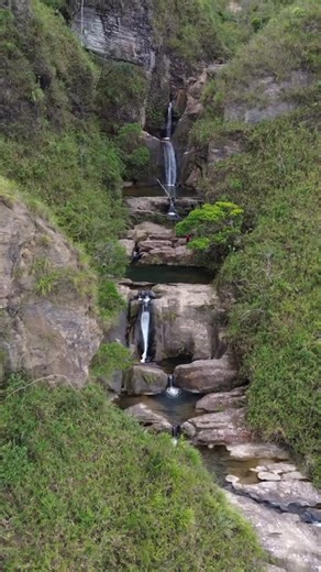 Portal Turístico Lavras Novas | Ouro Preto | Minas Gerais on Instagram: "A Cachoeira do Rapel tem uma queda impressionante (aprox. 200 m) e fica logo após a Cachoeira dos Pocinhos. O visual é incrível, pura natureza que tira o fôlego. Mas atenção: a trilha até lá não é simples. Exige cuidado, equipamento adequado e experiência — principalmente na descida. ⚠️ As pedras no percurso e próximo à queda são escorregadias. Qualquer descuido pode causar acidentes. Há placas no local e já houve casos gra