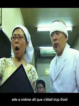 La main de la femme à accidentellement touché la poêle à frire mais…