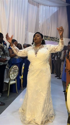 Mariée heureuse : première entrée en salle - idées pour wedding planner