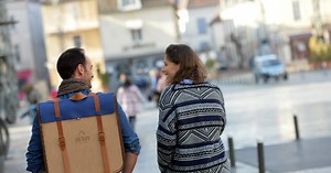 Economie. Un bureau modulable et mobile en bois recyclé et cuir, made in Saône-et-Loire