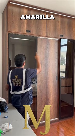 🤩✨ EL CLOSET SOÑADO SÍ EXISTE ✨🤎 Closet personalizado fabricado en melamina Pelíkano de 18 mm 😍🔥 Con puertas corredizas, vidrio bronce, luces LED en 3 tonos (blanca, amarilla y mixta) y una distribución súper elegante y funcional ✨ ✔️ Colgadores amplios ✔️ Cajones con correderas telescópicas pesadas ✔️ Repisas de vidrio y melamina ✔️ Maletera con divisiones ✔️ Iluminación por dentro y por fuera del closet 🔥 😮‍💨 Un diseño moderno, fino y exclusivo para transformar por completo tu habitació