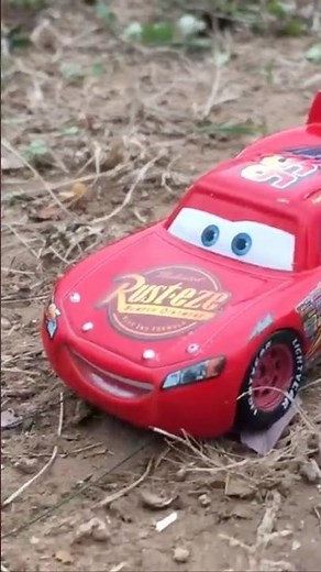 MCQUEEN & MATER TIP TRACTOR – FRANK ROARS! 🚜😱