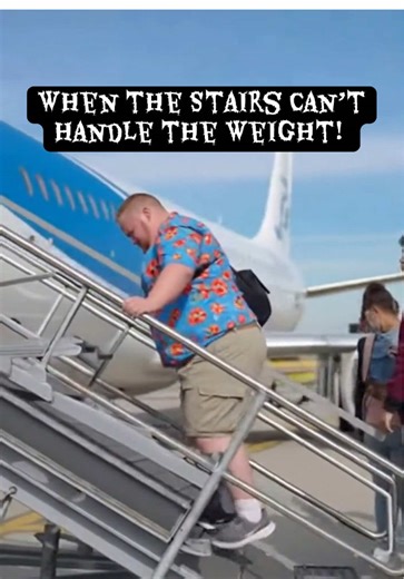 Hilarious airport fail! Watch this big guy climb the plane stairs super slow while everyone complains—then BOOM, the stairs collapse under him! 😂 Passengers: “Hurry up!” Him: “Economy class just got ground level.” Who’s had boarding nightmares? #AirportFail #FunnyCollapse #TravelHumor #ViralFail #ObeseComedy