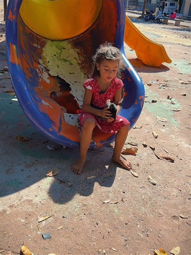 Niña juega con el conejito: una adorabilidad sin igual