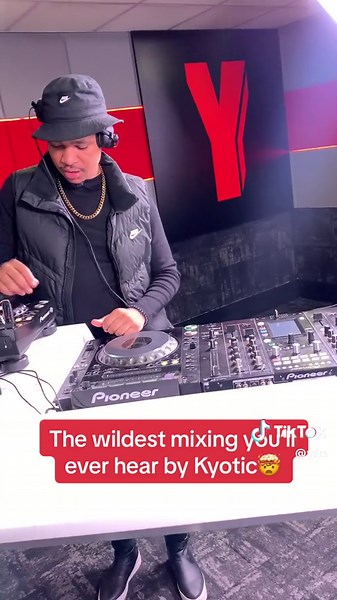 Kyotic DJ's Insane Transitions and Wild Mixing