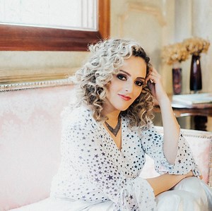 Poderoso Deus / A Ele a Glória - Gabi Sampaio - LETRAS.MUS.BR