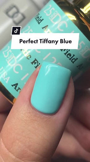 POV: You just found the perfect Tiffany Blue nail color - available in gel polish and lacquer. Swtached by @abe.nailbabe 💅🏽💍 #dndgelpolish #bluenails #nails