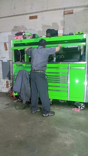 These vids either do really well or get no reach. This was not easy to do! A throwback to when I did more #dance tiktok, and someone somewhere is laughing at the security footage #mechsnic #technician #tintintintantantan