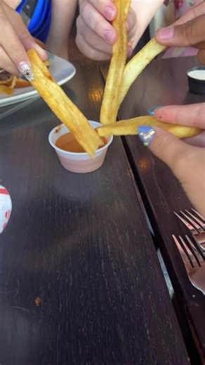 Diversión en Red Robin con Amigos