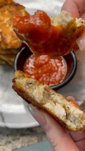 RECIPE IN (C O M.M E N T) This Keto cheesy chicken fritters recipe takes just 30 minutes to make, it’s super easy and Keto-friendly. These fritters are tender and incredibly delish and they’re also known as chicken patties. It’s really one of the best easy chicken recipes. #ketoforallbeginners #keto #ketorecipes #ketochicken | Keto For Beginners