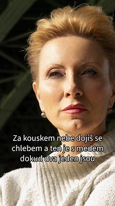 Zuzana Navarová chybí... 17. října 2024 se v pražské Novoměstské radnici zhmotnila energie Zdeňka Vřešťála, který dal dohromady excelentní muzikanty a zpěvačky a stvořil nádherný večer, který se jmenoval Vzpomínka na Zuzanu Navarovou. Jsem moc ráda, že mě Zdeněk přizval a tady je má troška do mlýna. Do nebes Hudba i text: Zuzana Navarová Text písně: Neste mě, neste, ptáci, do nebes k divokým kachnám volám přes vrátka Skřivan ať zanechá mě blízko hvězd a straky odnesou má zrcátka Neste mě, neste,