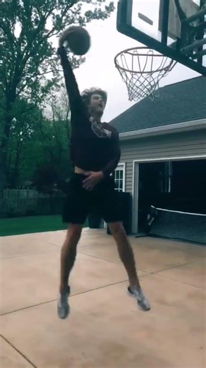 Michael beating me in a dunk challenge! #Shorts #alliewesty