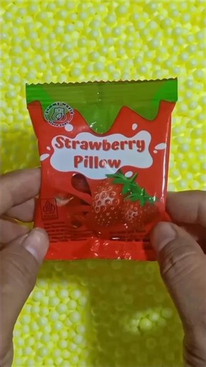 Candy Strawberry Pillow Challenge! 🍬🎉#SnackChallenge #MysteryUnboxing #ViralShort