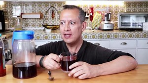 Infusión o té de jamaica, canela y clavo de olor. Para la quema de grasa, nivelar el azúcar en sangre, dormir mejor, y más beneficios para la salud. Ingredientes - 15 a 20 flores de jamaica seca - 1 raja de canela - 10 a 15 clavos de olor | Cocina Vegan Fácil