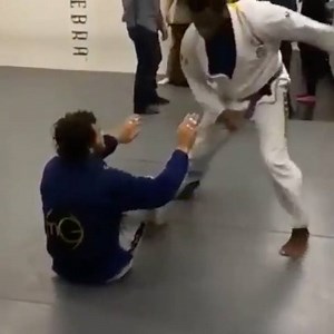 23K views · 690 reactions | Ladies and gentlemen, the Carlton pass with armlock. Go train. #jiujitsu #jiujitsulifestyle #brazilianjiujitsu #jiujitsumag #bjj #bjjlifestyle #howto #tutorial #technique #gentleartmedia #oss | Jiu-Jitsu Magazine | Facebook