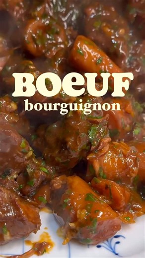 Umut Sakarya-Havshøj on Instagram: "Kender du Bøf Bourguignon? 🇫🇷🔥 - Retten stammer fra Bourgogne, hvor bønderne brugte de seje udskæringer af koen, som ingen andre gad at spise. De havde dog et trick i ærmet – en god sjat lokal rødvin og masser af tid! Efter flere timer i gryden forvandlede det ellers seje kød sig til smørmørt luksus. I gamle dage blev den ofte lavet over åben ild, mens vinbønderne smagte på deres egen produktion (for research, selvfølgelig). I dag er Bøf Bourguignon en af d